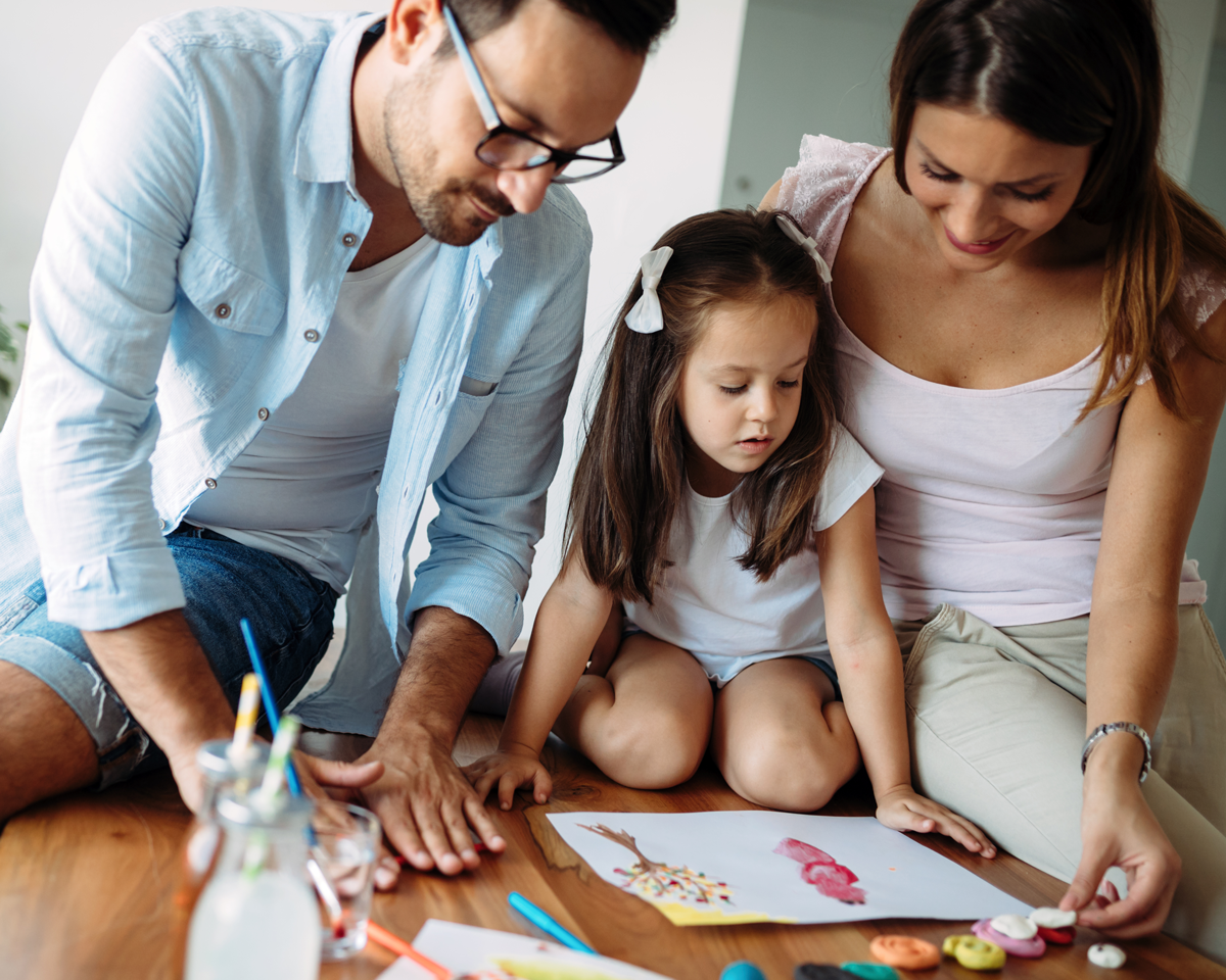Familia compratiendo, niña dibujando, niño dibujando, Papa y mama